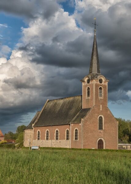 Kerk Onder Wolken