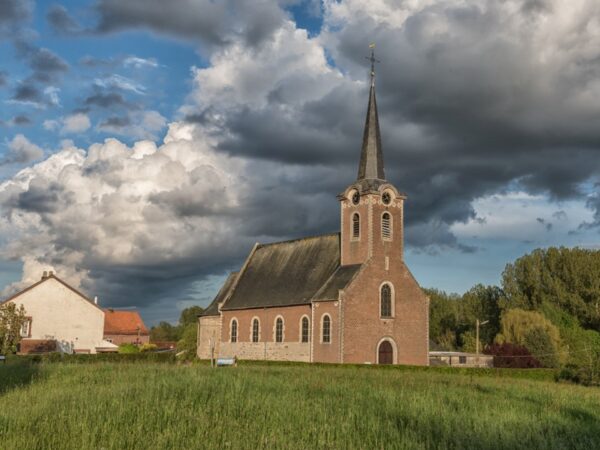 Kerk Onder Wolken